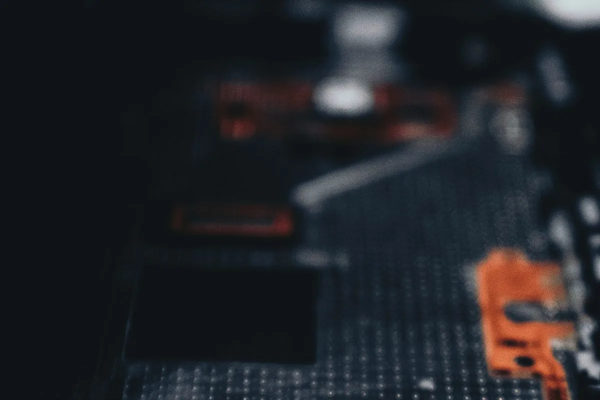 Nahaufnahme einer dunklen Platine mit orangefarbenen Bauteilen