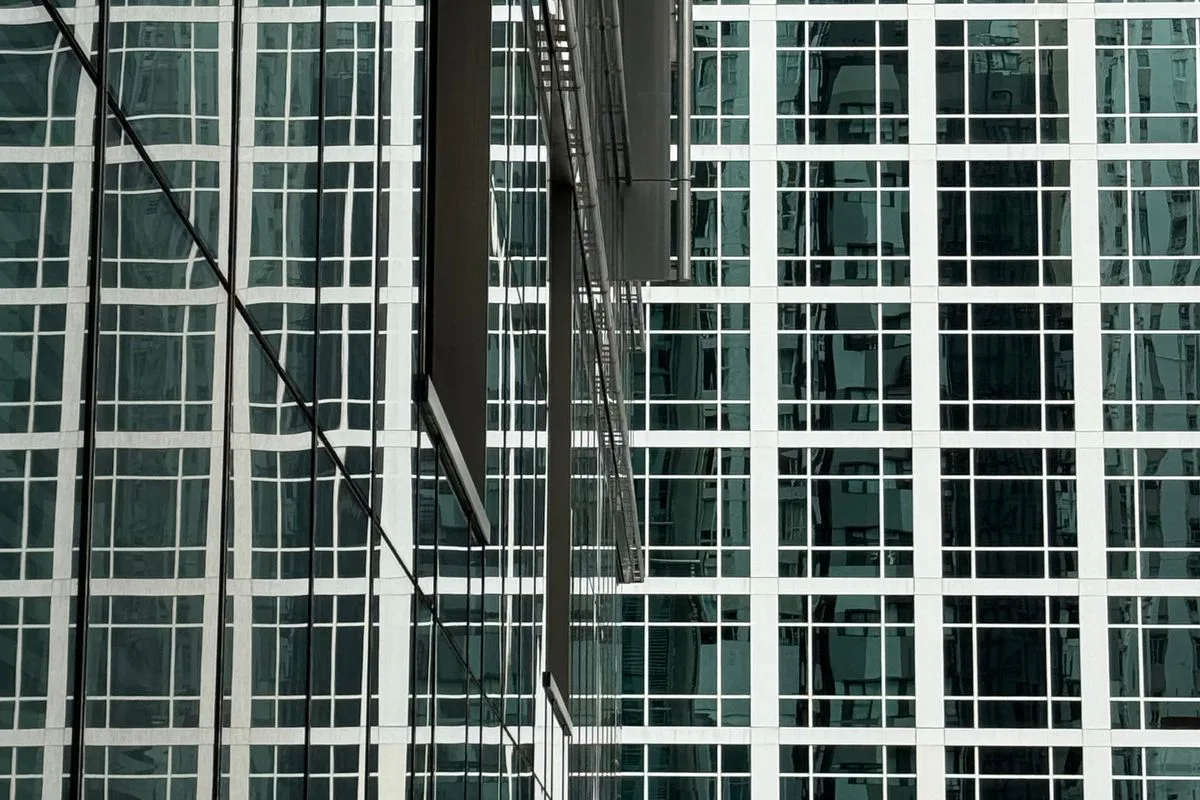 Glasfassade eines Bürohochhauses mit Fensterraster