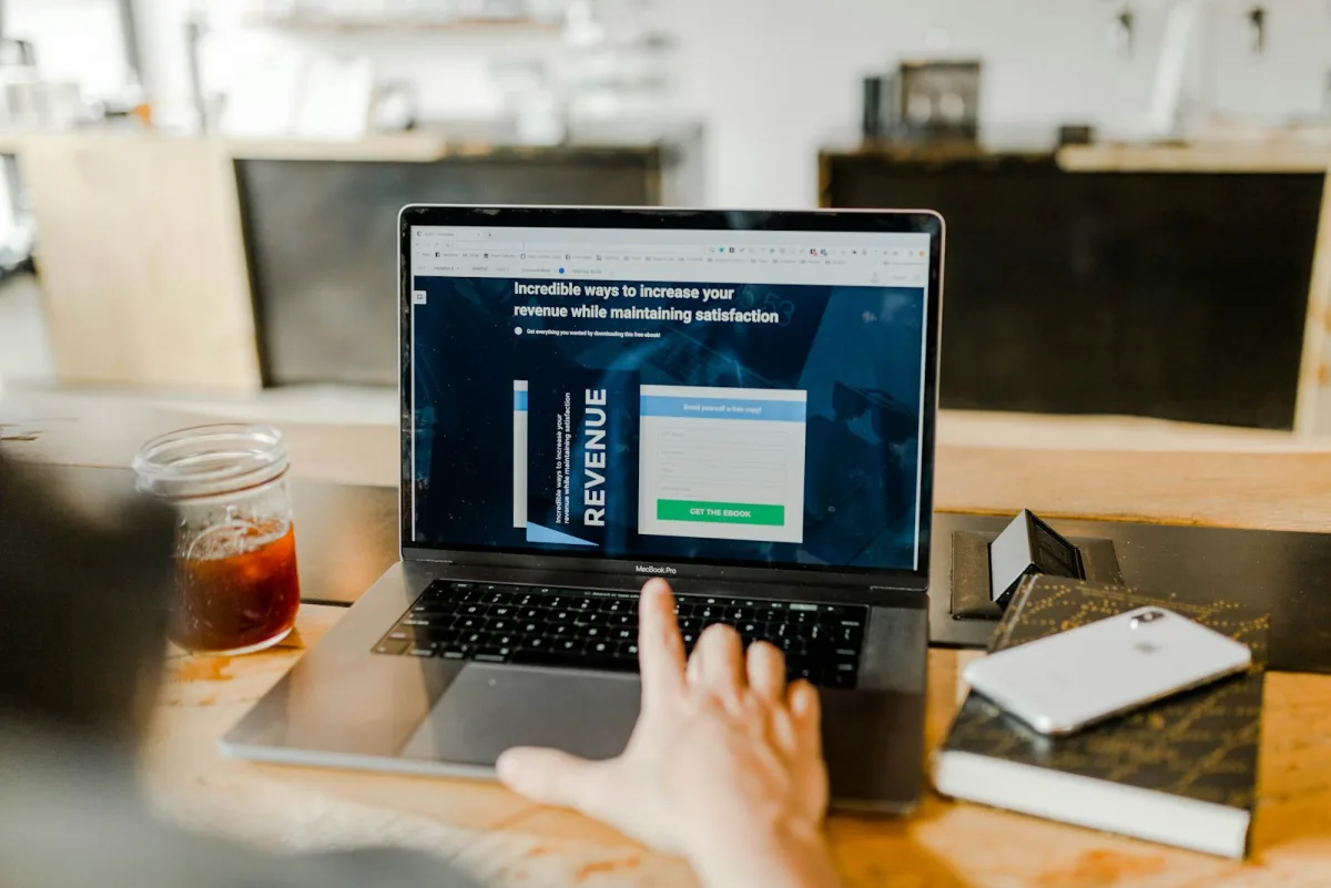 Wix, Jimdo, Squarespace: Was kostet ein Baukasten wirklich?