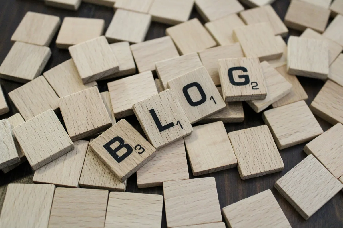 Scrabble-Steine, die das Wort BLOG bilden