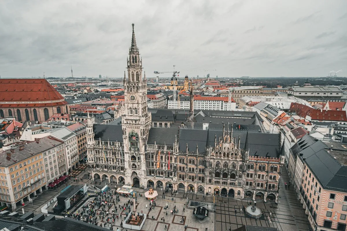 Luftaufnahme des Münchner Marienplatzes mit Neuem Rathaus