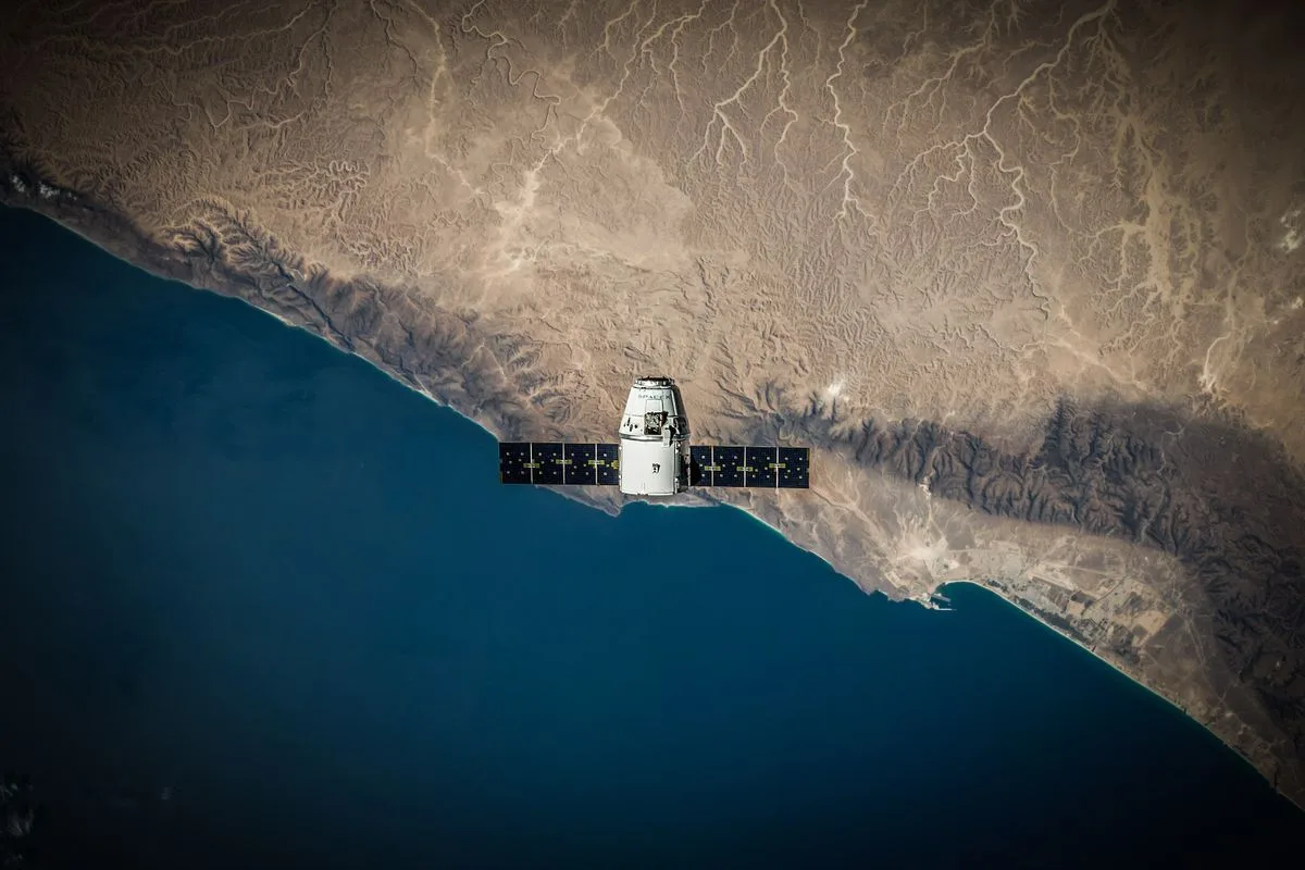 Satellit über der Erde mit Blick auf eine Küstenlinie