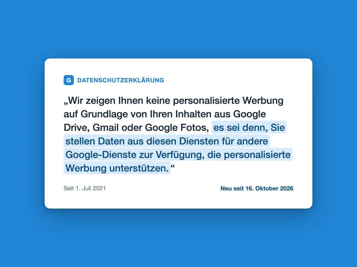 Weiße Karte auf blauem Grund mit dem Satz aus Googles Datenschutzerklärung zu personalisierter Werbung aus Google Drive, Gmail und Google Fotos, der neue Zusatz es sei denn, Sie stellen Daten aus diesen Diensten für andere Google-Dienste zur Verfügung ist hervorgehoben