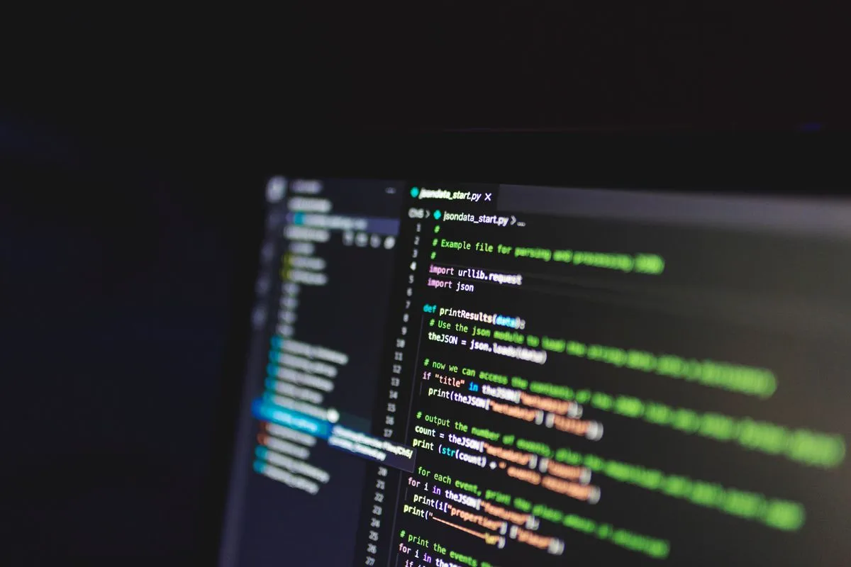 Bildschirm mit farbigem Programmcode im Dunkeln