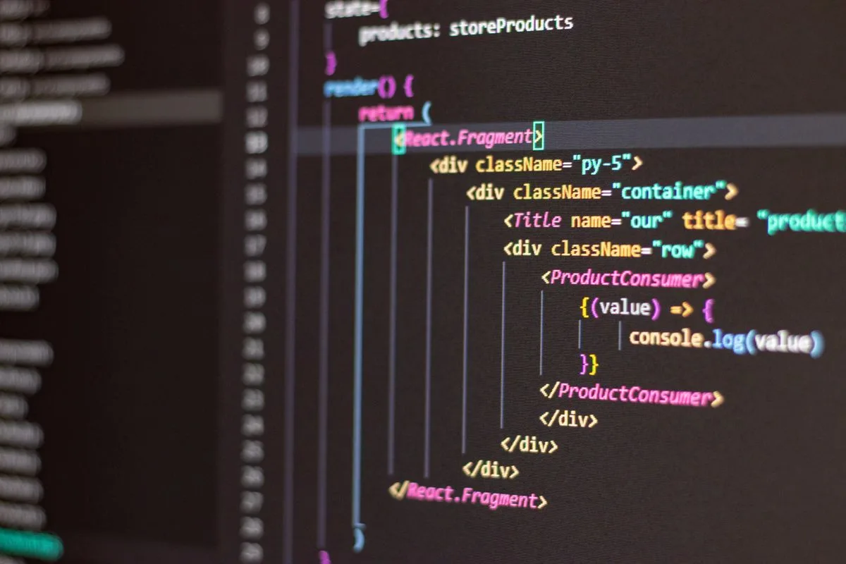 Nahaufnahme von farbigem Programmcode auf einem Bildschirm