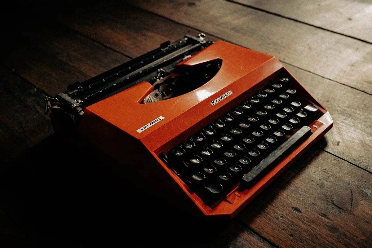 Orangefarbene Vintage-Schreibmaschine