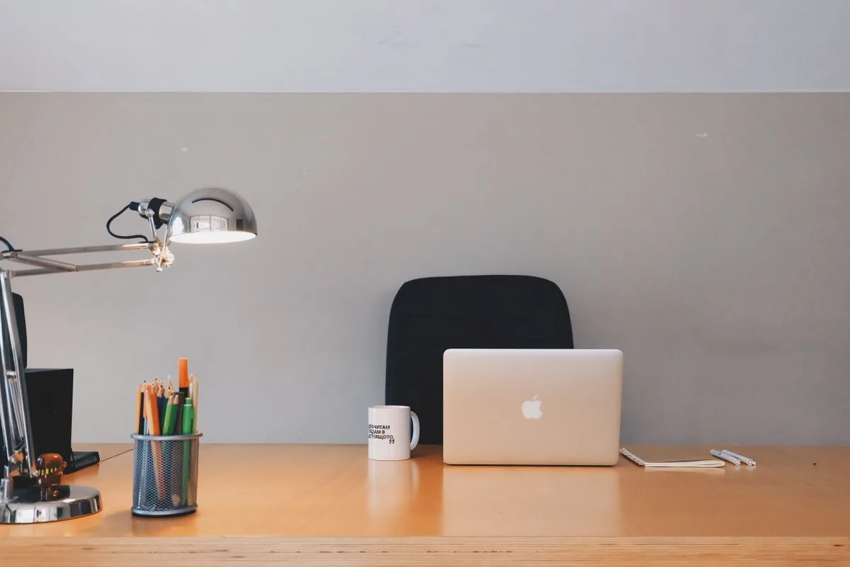 Schreibtisch mit Lampe, Laptop und Stiftehalter