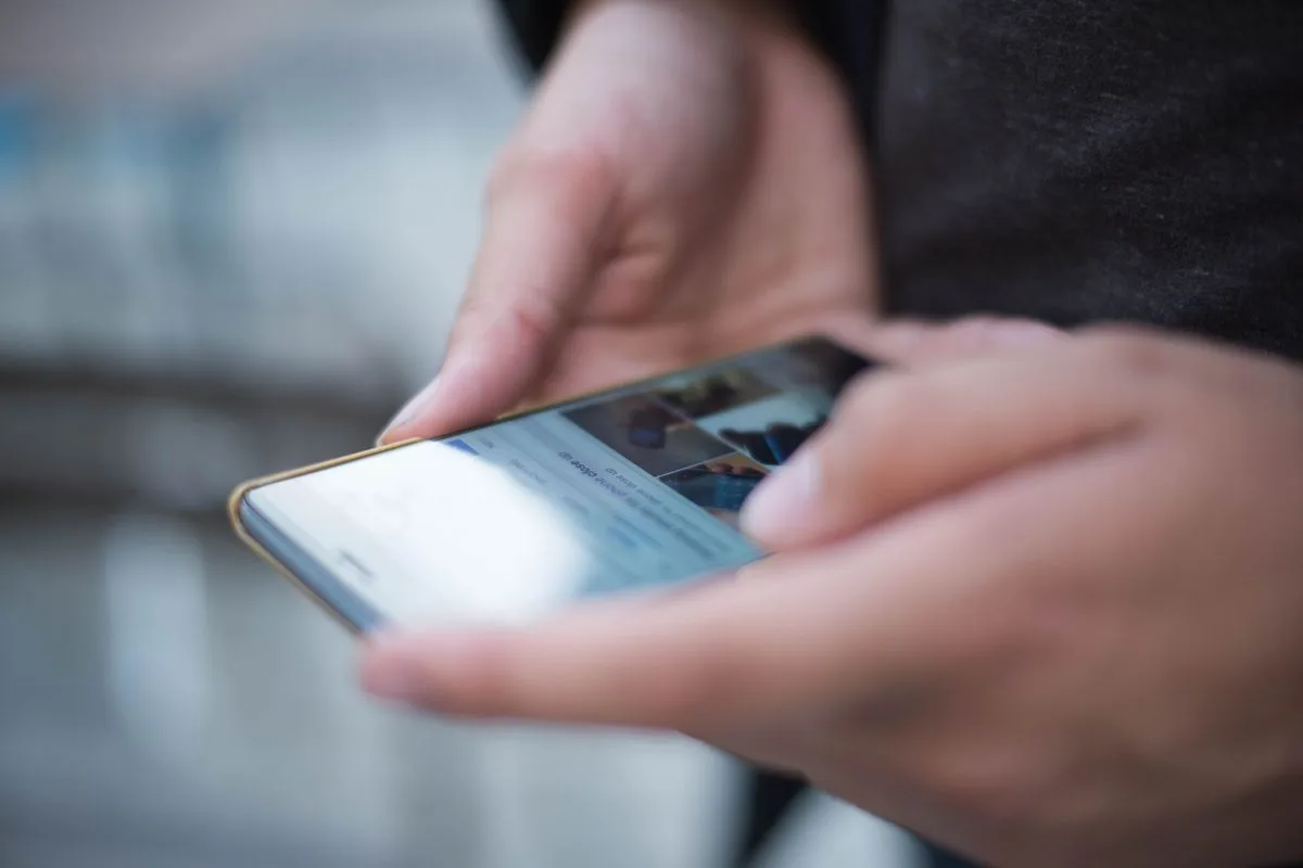 Zwei Hände halten ein Smartphone