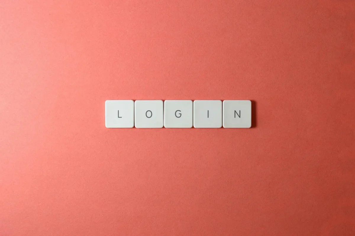 Weg von WordPress 2026: Eigenes CMS mit KI oder schlanke Website?
