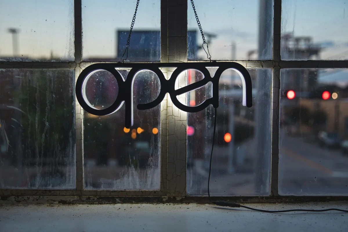 Leuchtendes open-Schild in einem Fenster