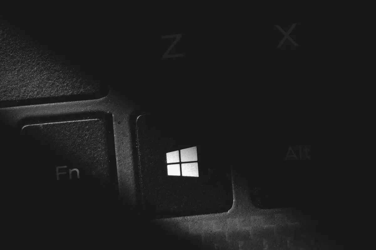 Nahaufnahme einer dunklen Tastatur mit Windows-Taste